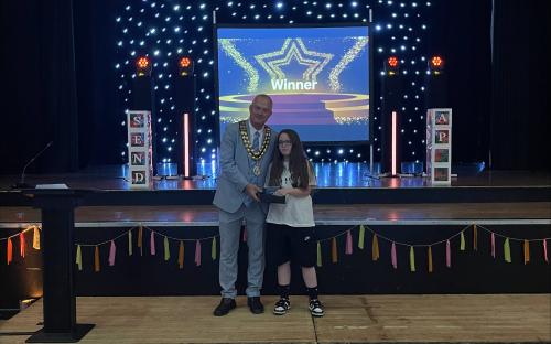Cllr Bill Cook, Mayor of Thurrock, presenting Lola-Mai with the 'Alternative Provision Rising Star Award'
