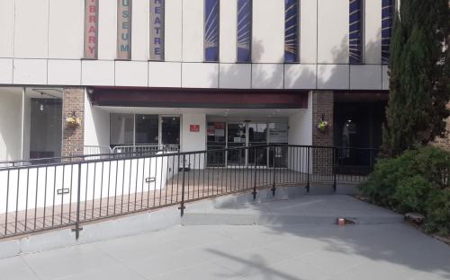 Thameside entrance - clean and clear